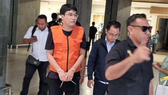 WNA asal China bernama He Jin alias Yen Cing, pelaku penyelundupan orang ke Australia saat tiba di Bandara El Tari, Kamis (5/6/2025) pagi tadi. ANTARA/Ho-Humas Polda NTT