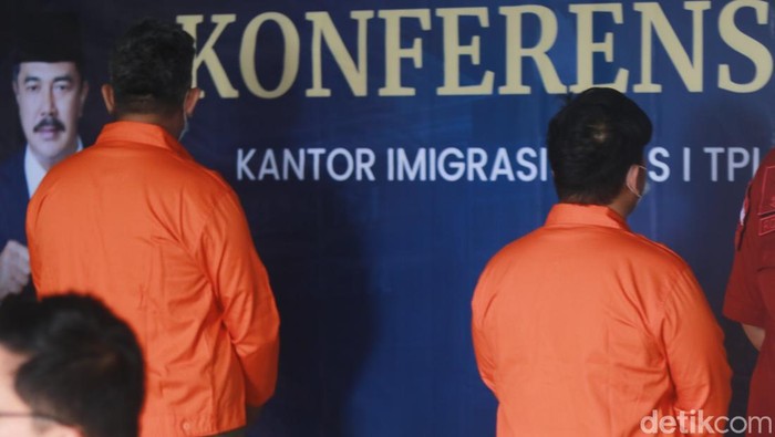 WNA asal Pakistan dan Malaysia diamankan di Kantor Imigrasi Yogyakarta dan dihadirkan dalam rilis pada Kamis (5/6/2025). Keduanya melanggar aturan keimigrasian dan akan dideportasi dari Indonesia