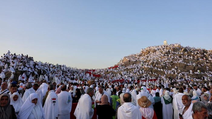 Muslim pilgrims gather at Jabal al-Rahmah, also known as Mount Arafat, during the annual hajj pilgrimage, outside the holy city of Mecca, Saudi Arabia, June 5, 2025. REUTERS/Khaled Abdullah