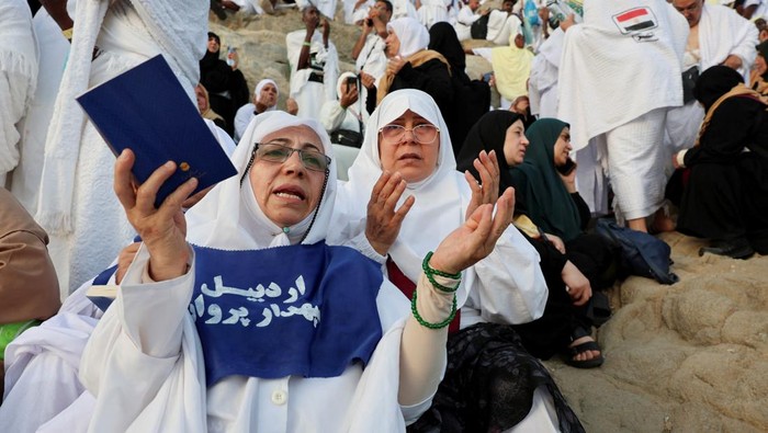Muslim pilgrims gather at Jabal al-Rahmah, also known as Mount Arafat, during the annual hajj pilgrimage, outside the holy city of Mecca, Saudi Arabia, June 5, 2025. REUTERS/Khaled Abdullah