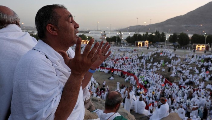 Muslim pilgrims gather at Jabal al-Rahmah, also known as Mount Arafat, during the annual hajj pilgrimage, outside the holy city of Mecca, Saudi Arabia, June 5, 2025. REUTERS/Khaled Abdullah