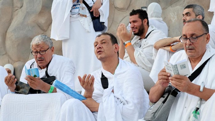 Muslim pilgrims gather at Jabal al-Rahmah, also known as Mount Arafat, during the annual hajj pilgrimage, outside the holy city of Mecca, Saudi Arabia, June 5, 2025. REUTERS/Khaled Abdullah