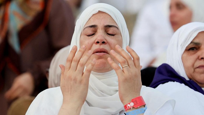 Muslim pilgrims gather at Jabal al-Rahmah, also known as Mount Arafat, during the annual hajj pilgrimage, outside the holy city of Mecca, Saudi Arabia, June 5, 2025. REUTERS/Khaled Abdullah