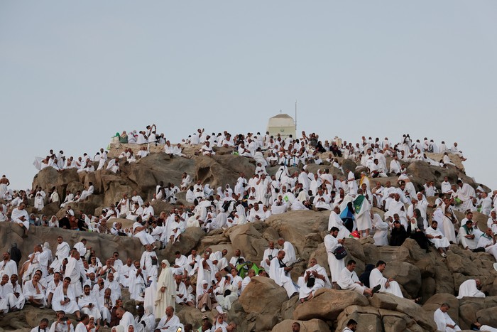 Muslim pilgrims gather at Jabal al-Rahmah, also known as Mount Arafat, during the annual hajj pilgrimage, outside the holy city of Mecca, Saudi Arabia, June 5, 2025. REUTERS/Khaled Abdullah