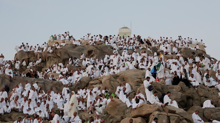 Muslim pilgrims gather at Jabal al-Rahmah, also known as Mount Arafat, during the annual hajj pilgrimage, outside the holy city of Mecca, Saudi Arabia, June 5, 2025. REUTERS/Khaled Abdullah