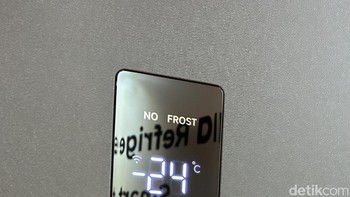 Panel kontrol di eksterior kulkas dapat dipakai untuk mengontrol mode pendinginan kulkas. Foto: Virgina Maulita Putri/detikINET