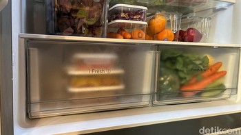 Di bagian fridge terdapat rak khusus bernama iFresh Convertible Zone. Suhu rak ini dapat disesuaikan antara -1 derajat hingga 5 derajat Celsius sesuai yang dibutuhkan untuk menyimpan bahan makanan. Foto: Virgina Maulita Putri/detikINET