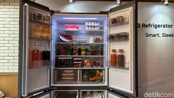 Saat kedua pintu atasnya dibuka, pengguna akan disambut area fridge atau lemari pendingin dengan 12 kompartemen yang bisa dipakai untuk menyimpan buah, sayur, telur, minuman, dan lain-lain. Foto: Virgina Maulita Putri/detikINET