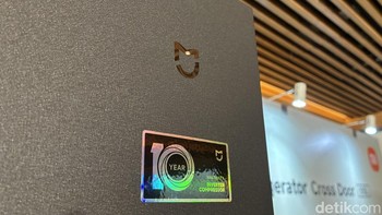 Di sudut kanan atas terdapat logo Mijia. Kulkas ini memiliki kapasitas 510 liter dan membutuhkan daya listrik 1.192W. Foto: Virgina Maulita Putri/detikINET