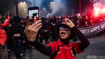 Yang Muda Jangan Kalah, Emak-emak Ikut Merahkan GBK