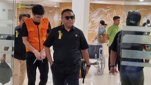 Yen Cing, otak di balik penyelundupan WN China ke Australia saat tiba di Bandara El Tari Kupang, Kamis (5/6/2025).