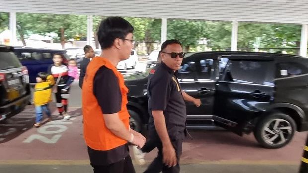 Yen Cing, otak di balik penyelundupan WN China ke Australia saat tiba di Bandara El Tari Kupang, Kamis (5/6/2025).