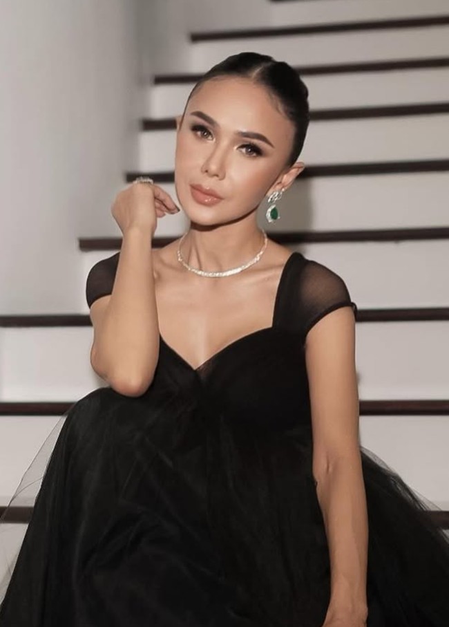 Artis cantik Yuni Shara baru saja bertambah usia yang ke-53. Meski sudah berusia tak muda lagi namun penampilannya masih begitu memukau. Foto: Instagram/@yunishara36
