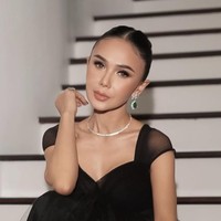Artis cantik Yuni Shara baru saja bertambah usia yang ke-53. Meski sudah berusia tak muda lagi namun penampilannya masih begitu memukau. Foto: Instagram/@yunishara36