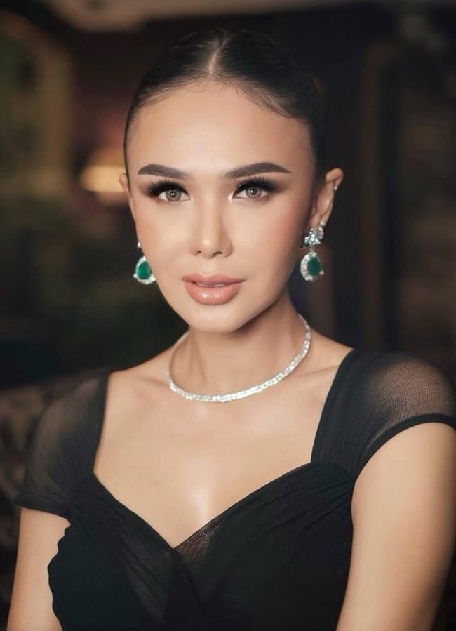 Wajahnya masih tampak awet muda tanpa noda dan kerutan. Ditambah dengan riasan glam look, penampilannya jadi semakin cantik. Foto: Instagram/@yunishara36
