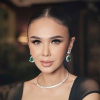 Wajahnya masih tampak awet muda tanpa noda dan kerutan. Ditambah dengan riasan glam look, penampilannya jadi semakin cantik. Foto: Instagram/@yunishara36