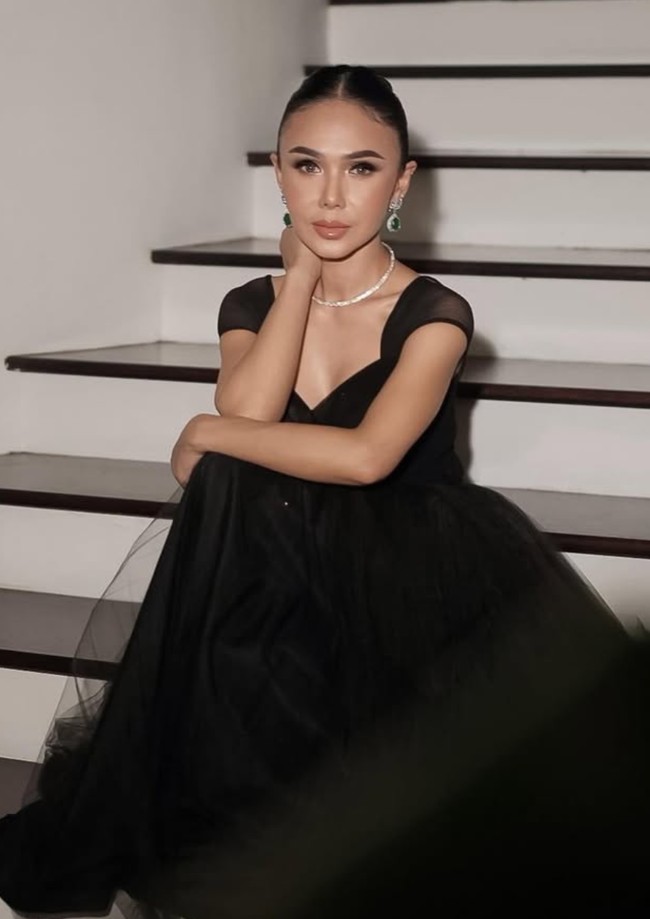 Kenakan dress hitam, Yuni Shara tampil anggun. Tak kalah dari para gadis remaja, tubuhnya juga masih terlihat kecil dan langsing. Foto: Instagram/@yunishara36