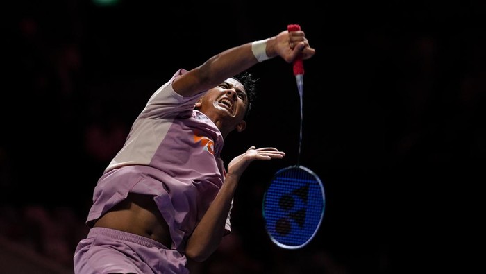 JAKARTA, INDONESIA - JUNE 05: Alwi Farhan of Indonesia competes in the Mens Singles Second Round match against Anders Antonsen of Denmark during day three of the KAPAL API Indonesia Open at Istora Senayan on June 05, 2025 in Jakarta, Indonesia. (Photo by Shi Tang/Getty Images)