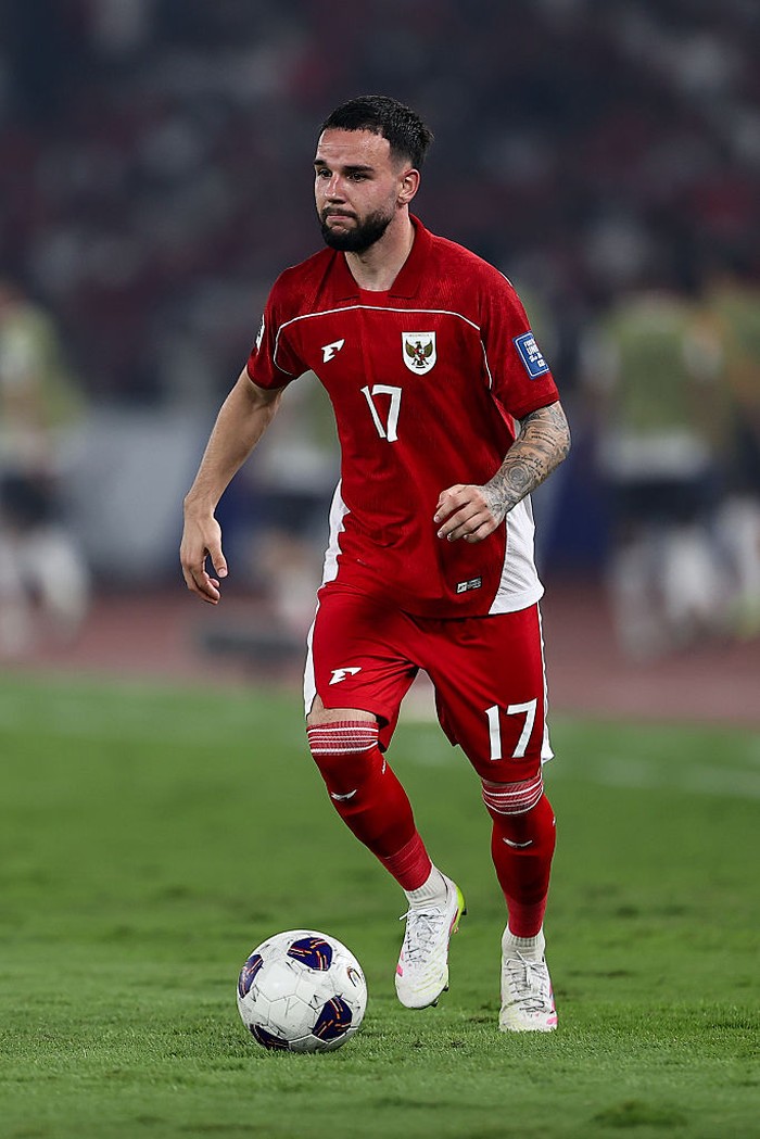 JAKARTA, INDONESIA - JUNE 05: Calvin Verdonk #17 of Indonesia controls the ball during the FIFA World Cup qualifier Asian third round Group C match between Indonesia and China at Gelora Bung Karno Stadium on June 05, 2025 in Jakarta, Indonesia. (Photo by Robertus Pudyanto/Getty Images)