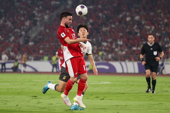  Calvin Verdonk #17 of Indonesia controls the ball during the FIFA World Cup qualifier Asian third round Group C match between Indonesia and China at Gelora Bung Karno Stadium on June 05, 2025 in Jakarta, Indonesia. (Photo by Robertus Pudyanto/Getty Images)