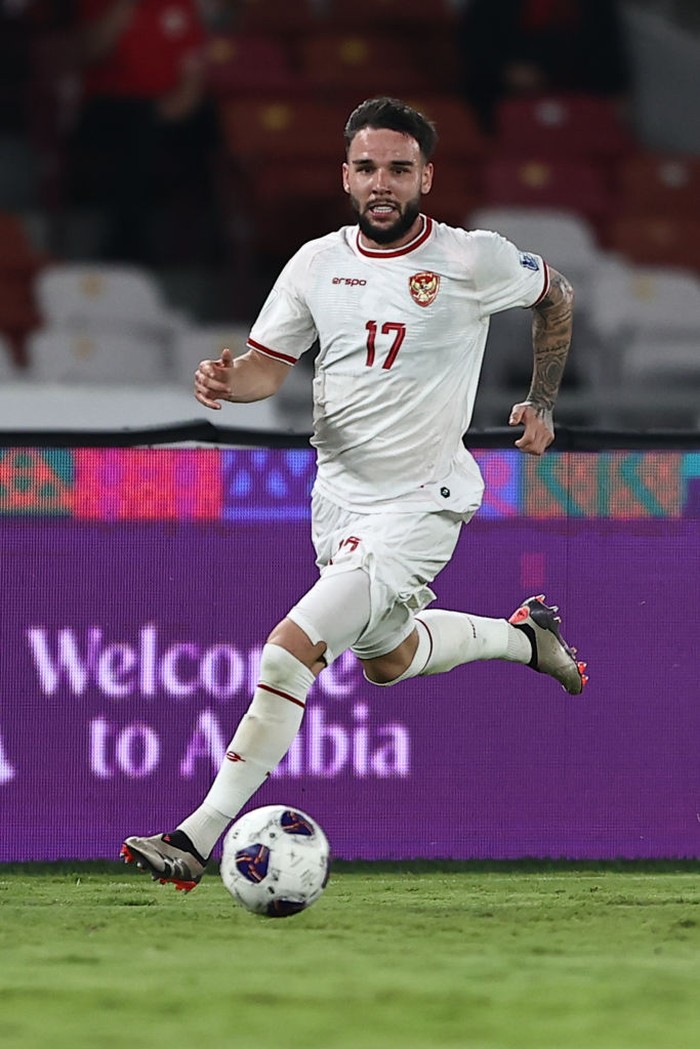 JAKARTA, INDONESIA - JUNE 05: Calvin Verdonk #17 of Indonesia controls the ball during the FIFA World Cup qualifier Asian third round Group C match between Indonesia and China at Gelora Bung Karno Stadium on June 05, 2025 in Jakarta, Indonesia. (Photo by Robertus Pudyanto/Getty Images)