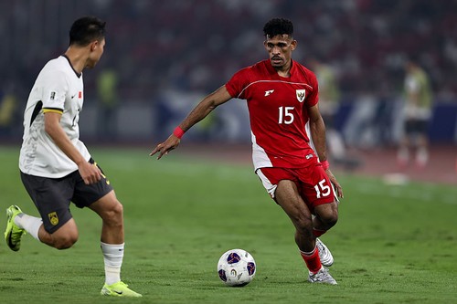JAKARTA, INDONESIA - JUNE 05: Ricky Kambuaya #15 of Indonesia competes for the ball during the FIFA World Cup qualifier Asian third round Group C match between Indonesia and China at Gelora Bung Karno Stadium on June 05, 2025 in Jakarta, Indonesia. (Photo by Robertus Pudyanto/Getty Images)