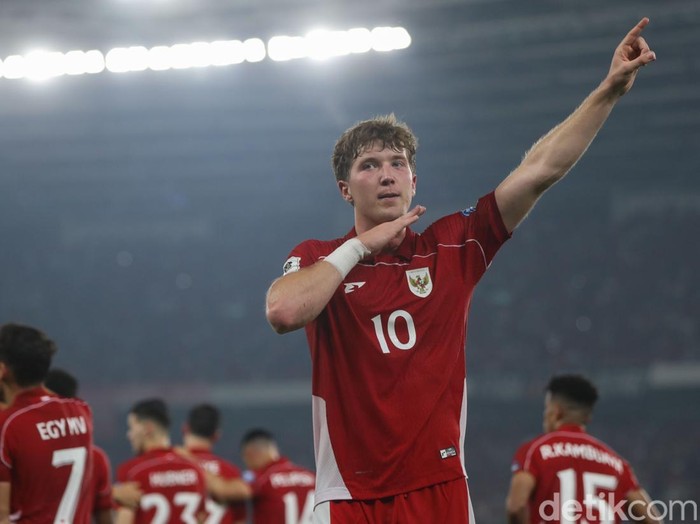 Ole Romeny tampil gemilang dan jadi penentu kemenangan Timnas atas China. Tiga gol dalam tiga laga, striker muda ini jadi harapan baru skuad Garuda.