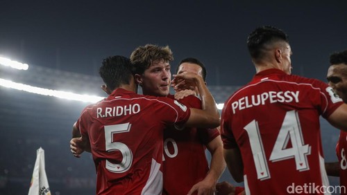 Ole Romeny tampil gemilang dan jadi penentu kemenangan Timnas atas China. Tiga gol dalam tiga laga, striker muda ini jadi harapan baru skuad Garuda.