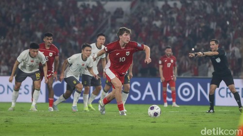 Ole Romeny tampil gemilang dan jadi penentu kemenangan Timnas atas China. Tiga gol dalam tiga laga, striker muda ini jadi harapan baru skuad Garuda.