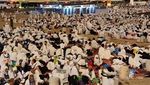 Potret Jemaah Haji Penuhi Muzdalifah untuk Mabit