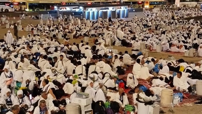 Ada juga jemaah skema murur yang hanya melintas dengan bus di Muzdalifah dan langsung ke Mina. (Haris/detikcom)