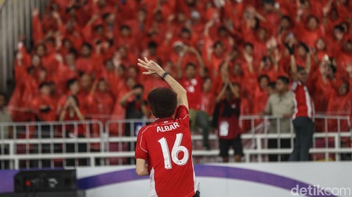 Band God Bless bersama Judika menyanyikan lagu Rumah Kita sebelum match antara Timnas Indonesia vs China digelar, begini potretnya, Kamis (5/6/2025).