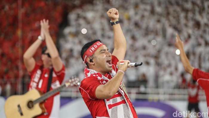 Band God Bless bersama Judika menyanyikan lagu Rumah Kita sebelum match antara Timnas Indonesia vs China digelar, begini potretnya, Kamis (5/6/2025).
