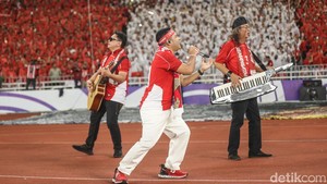Kolaborasi keduanya sukses membakar semangat suporter timnas.