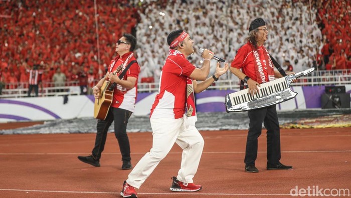 Band God Bless bersama Judika menyanyikan lagu Rumah Kita sebelum match antara Timnas Indonesia vs China digelar, begini potretnya, Kamis (5/6/2025).