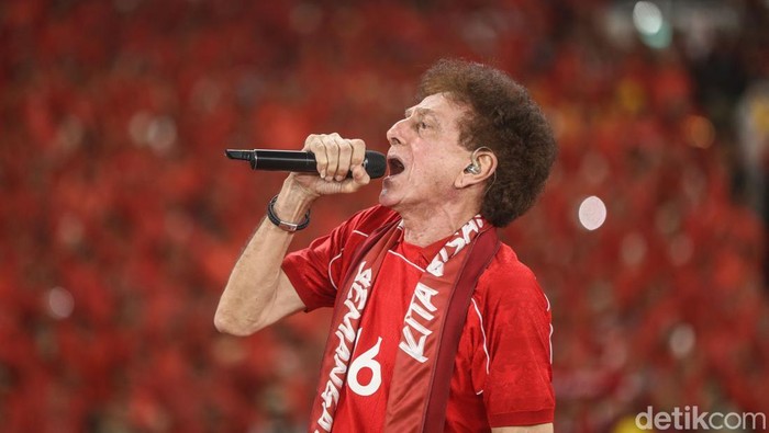 Band God Bless bersama Judika menyanyikan lagu Rumah Kita sebelum match antara Timnas Indonesia vs China digelar, begini potretnya, Kamis (5/6/2025).