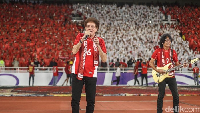Band God Bless bersama Judika menyanyikan lagu Rumah Kita sebelum match antara Timnas Indonesia vs China digelar, begini potretnya, Kamis (5/6/2025).
