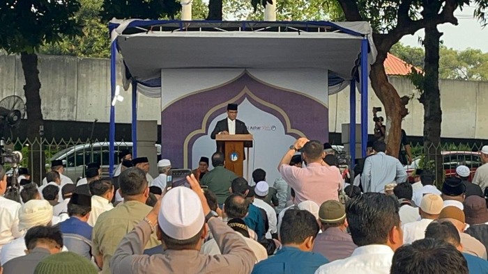 Mantan Gubenur DKI Jakarta Anies Baswedan menjadi khotib salat Idul Adha di Lapangan Hijau Masjid Agung Al Azhar, Jakarta Selatan, Jumat (6/6/2025).