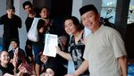 Ayu Ting Ting Beraksi! Ikut Potong Daging Kurban di Rumah