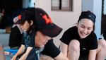 Ayu Ting Ting Beraksi! Ikut Potong Daging Kurban di Rumah