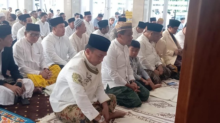 Menteri Energi dan Sumber Daya Mineral sekaligus Ketum Partai Golkar Bahlil Lahadalia melaksanakan salat Idul Adha di Masjid Ainul Hikmah Golkar, Jakarta Barat, Jumat (6/6/2025). Bahlil salat bersama keluarga dan sejumlah petinggi Golkar.