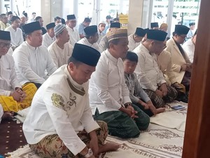 Bahlil Salat Idul Adha Bareng Keluarga di Masjid Ainul Hikmah Golkar