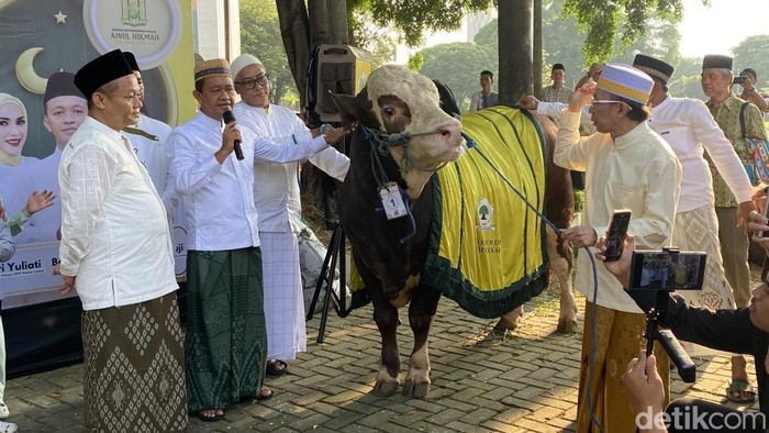 Bahlil sumbang sapi kurban di Masjid Golkar. (Devi/detikcom)