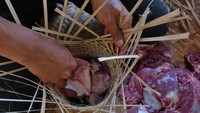 Daging kurban dimasukkan ke dalam brongsong oleh panitia, sebagai pengganti plastik sesuai imbauan pemerintah setempat. Foto: ANTARA FOTO/Anis Efizudin