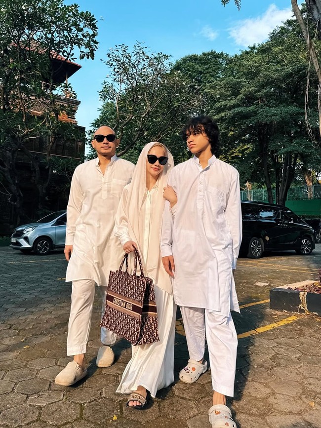 Keluarga BCL tersebut tampak kompak mengenakan busana serba putih. Warna putih yang mereka kenakan kesucian momen lebaran.  Foto: dok. Instagram @itsmebcl