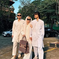 Keluarga BCL tersebut tampak kompak mengenakan busana serba putih. Warna putih yang mereka kenakan kesucian momen lebaran.  Foto: dok. Instagram @itsmebcl