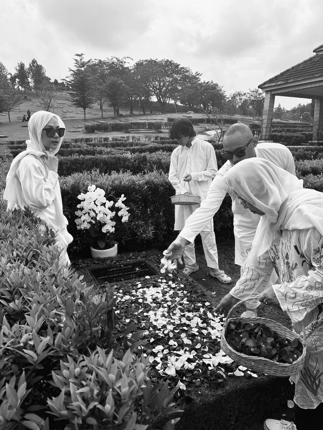 Dalam salah satu potret, BCL terlihat sedang menaburkan bunga di atas pusara Ashraf. Tiko Aryawardhana turut membantu, menunjukkan kebersamaan dan dukungan yang tulus.  Foto: dok. Instagram @itsmebcl