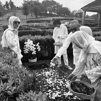 Dalam salah satu potret, BCL terlihat sedang menaburkan bunga di atas pusara Ashraf. Tiko Aryawardhana turut membantu, menunjukkan kebersamaan dan dukungan yang tulus.  Foto: dok. Instagram @itsmebcl