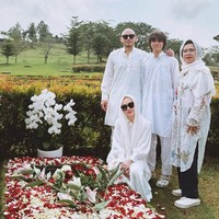 Di momen Idul Adha tahun ini, penyanyi dan aktris Bunga Citra Lestari (BCL) menjalani hari penuh makna bersama keluarga. Salah satu momen haru yang dibagikan adalah kunjungan ke makam mendiang Ashraf Sinclair, suami pertama BCL, ditemani suami barunya, Tiko Aryawardhana. Foto: dok. Instagram @itsmebcl