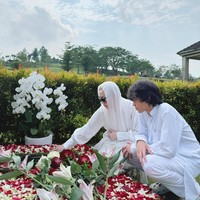 Dalam suasana tersebut, BCL juga bersama putranya, Noah Aidan Sinclair.  Foto: dok. Instagram @itsmebcl